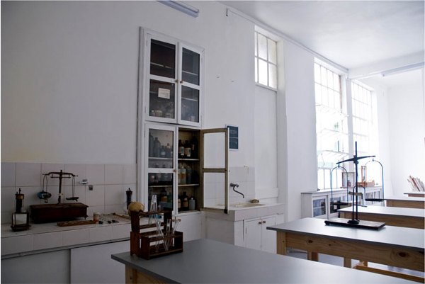 Instituto José M. Estrada_en Constitución-laboratorio