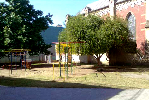 Instituto Carolina Estrada de Martinez_en Villa Ortúzar-patio