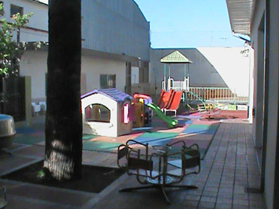Instituto Maria Ana Mogas_en barrio de Mataderos_jardin_patio juegos