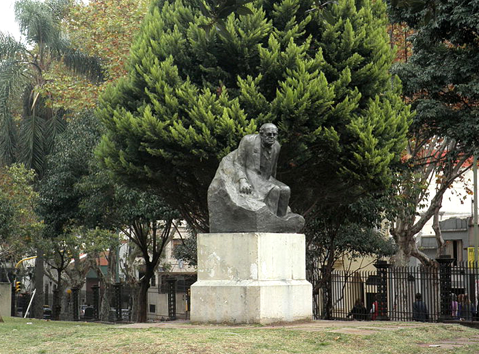 Instituto Félix F Bernasconi_interior_estatua Sarmiento